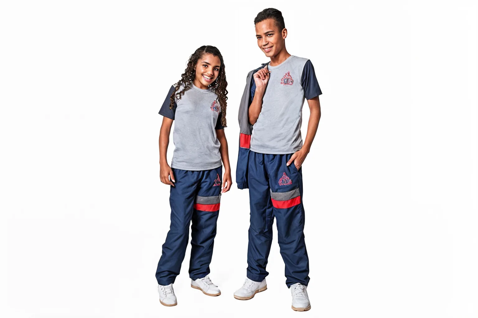 Alunos com camiseta e calça de agasalho da escola