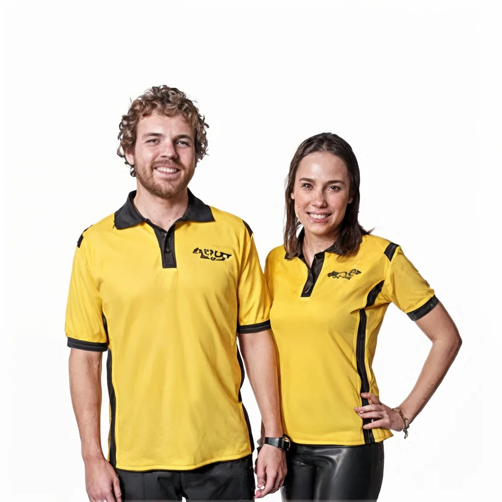 Equipe com polo corporativa amarela e preta